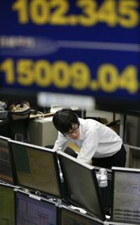 株安円高の同時進行に身構える政府･日銀 日経平均、385円安の1万5005円に