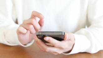 iPhoneを操作する手元