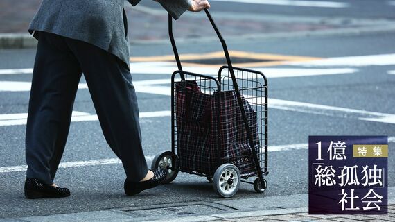 ショッピングカートを押しながら歩く高齢者