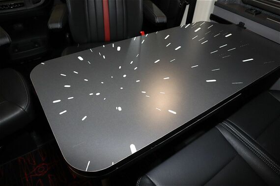 テーブルの柄にもスター・ウォーズをモチーフにしたデザインを採用