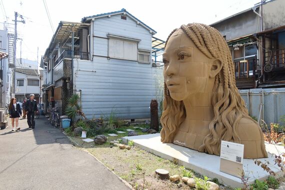 女性の立体作品