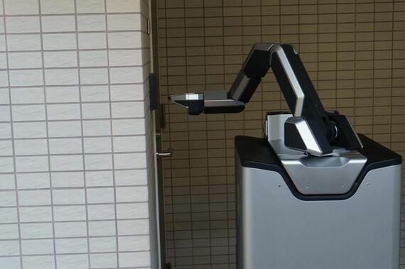 インターフォンを鳴らして待機するロボット