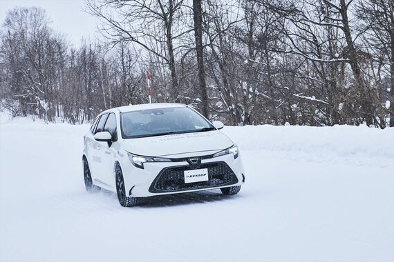 真冬の北海道で乗った限り、雪上での性能にまったく不満はなかった（写真：住友ゴム）