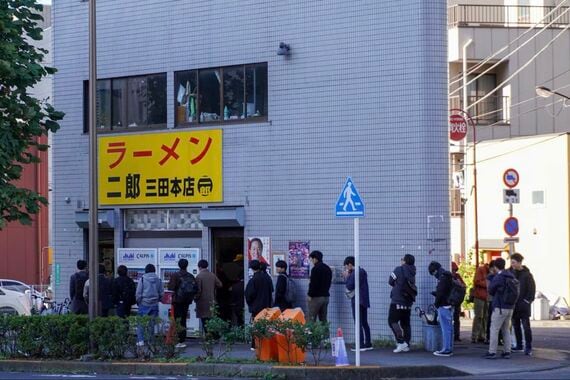 ラーメン二郎三田本店の行列