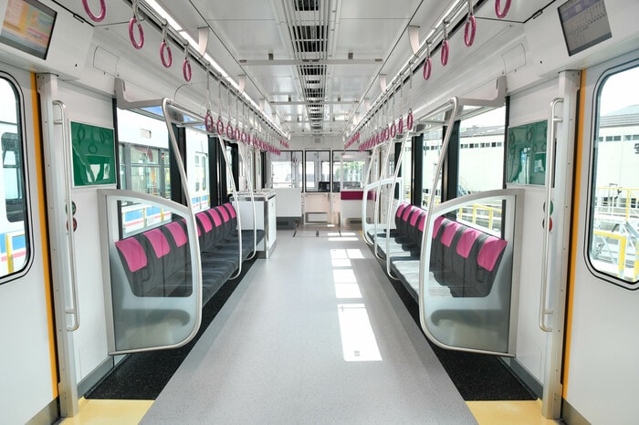 最新車両3000系の車内。窓ガラスが大きく明るい雰囲気だ