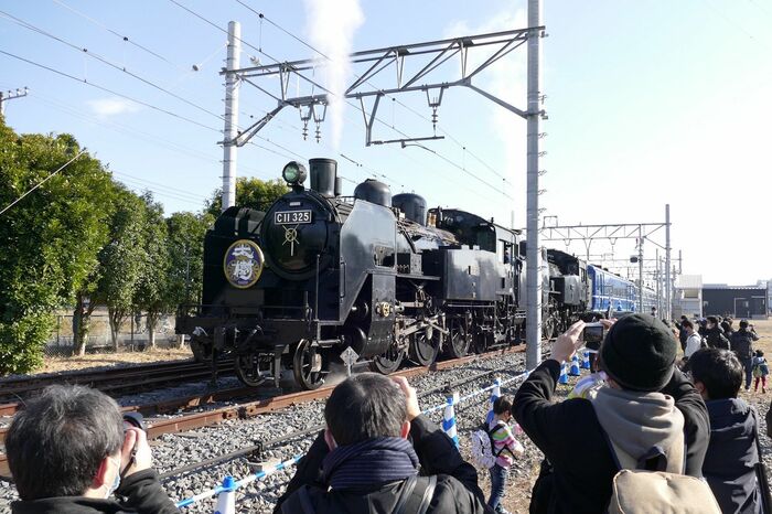 SLの重連を間近で撮影するツアー参加者たち