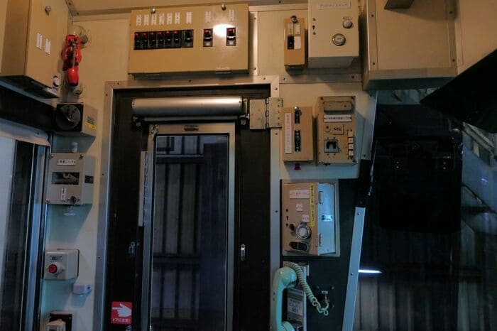 乗務員扉の周りに取り付けられた機器類