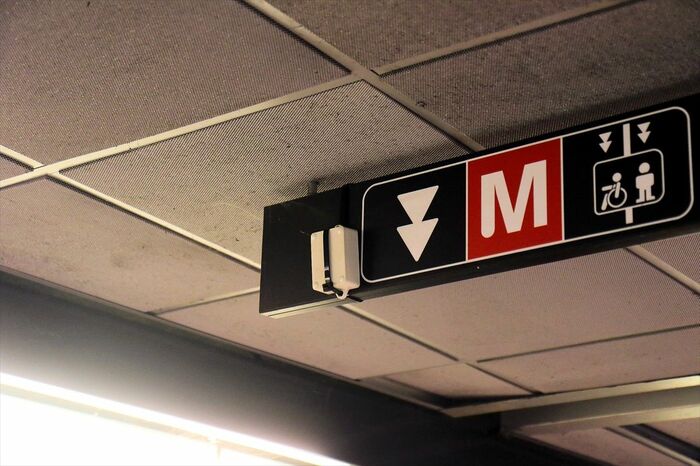 駅の案内板に設置されたビーコン