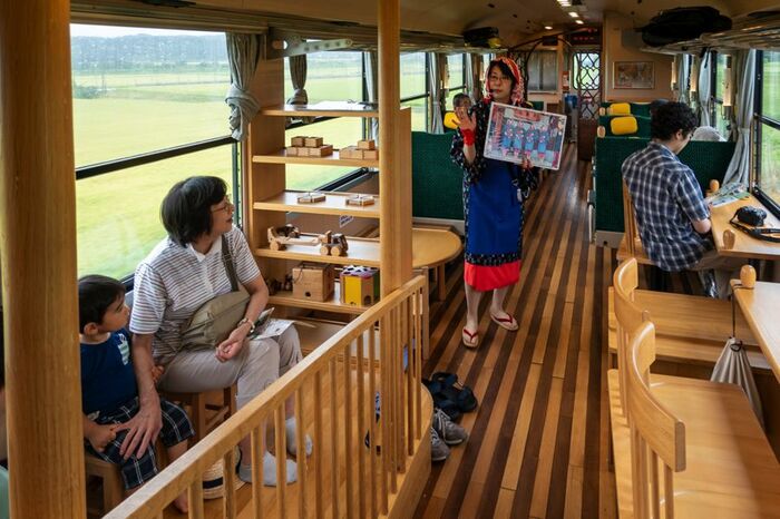 午前のおもちゃ列車には「おばこアテンダント」が乗務