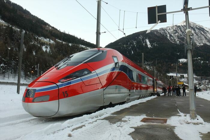 国境を越えフランス側のモダーヌに到着した列車