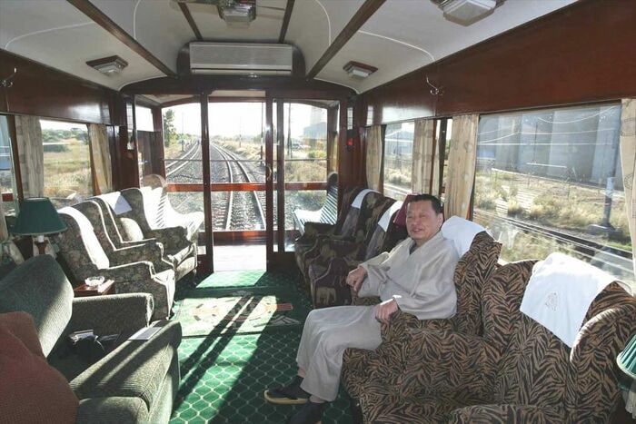 往年の日本の展望車を思わせるクラシックな