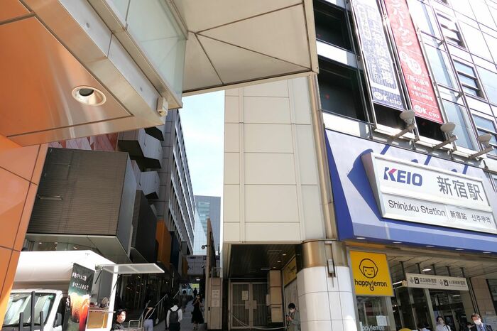 両百貨店のすき間にはモザイク通り