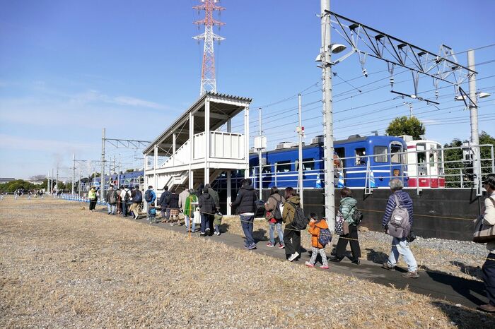 SLの試乗に向かうツアー参加者たち