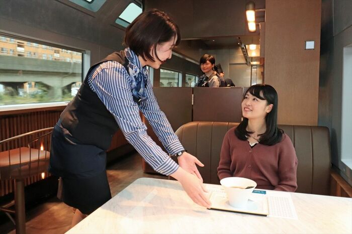 カフェテリアではヌードルメニューを提供する