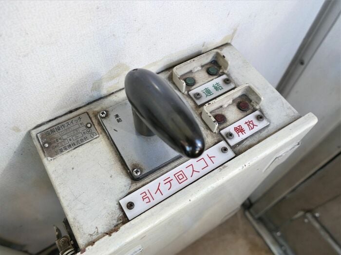 2000形は連結・切り離しの作業を自動化した