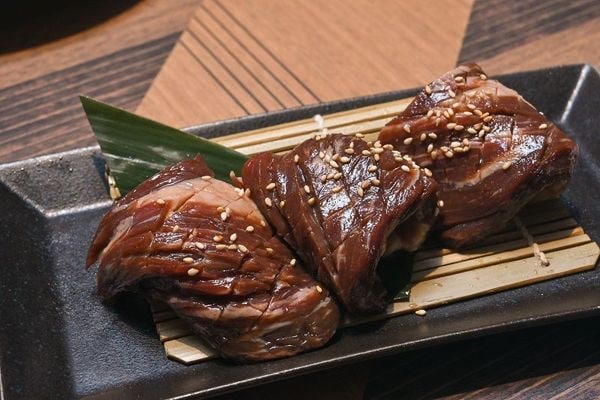 肉の切り方が特徴的な「厚切り上ハラミ」（1738円）。ハラミやヒレのような部位は鮮度が重要なため、提供直前にカットするという（撮影：大澤誠）
