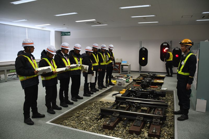 軌道整備の講義を受ける外国人研修生たち（記者撮影）