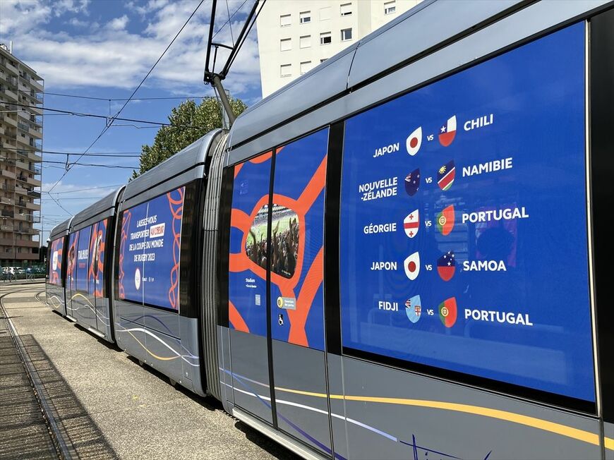 ラグビーワールドカップ2023フランス大会のラッピングを施したトゥールーズの路面電車。日本代表の試合も記されている（筆者撮影）