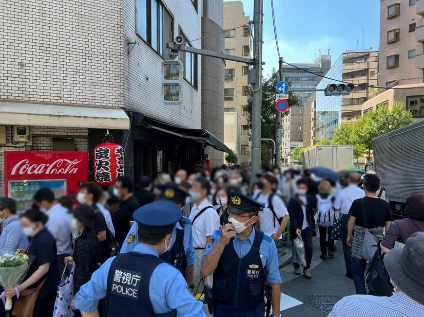 あまりの行列の長さで警察官も最後尾を把握できなくなっている（東洋経済オンライン編集部撮影）