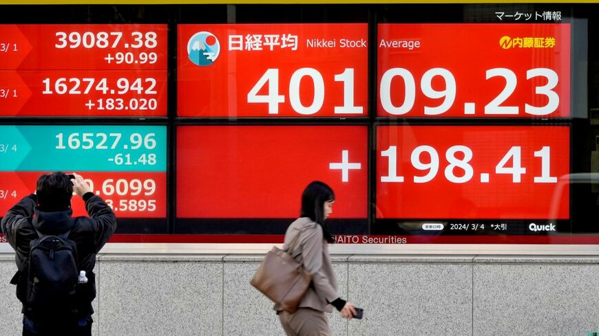 日経平均は3月4日に史上初の4万円台をつけた。大台を維持して新年度相場が始まる（撮影：梅谷秀司）