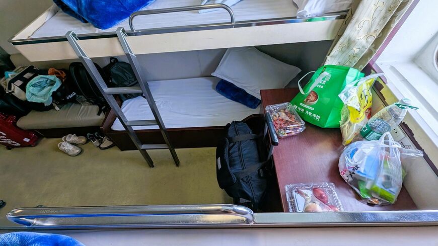 大連へのフェリーの船室