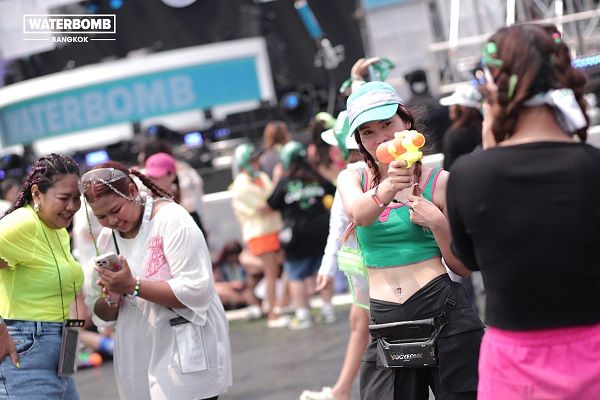 出演者も観客も水着で水かけファイトを楽しむ『WATERBOMB』（写真提供：WATERBOMB JAPAN）