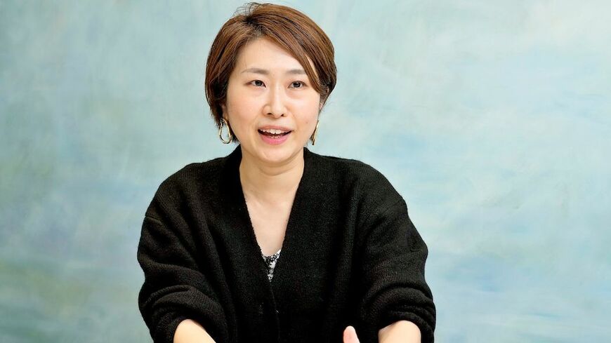 菅沼麻子（すがぬま・あさこ）／株式会社ポーラ・ブランドクリエイティブ部・ショット開発チーム チームリーダー。2004年にポーラへ新卒入社。化粧品の商品企画に関わった後、グループ企業である株式会社ACROに出向し、コスメブランドTHREEの立ち上げを経て、2018年にポーラを退職。2021年に再度入社する（写真：梅谷秀司）