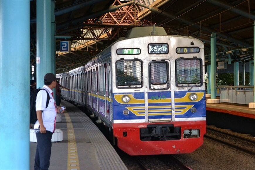 「準急あざみ野」の方向幕を表示してジュアンダ駅に入線する8610編成（筆者撮影）