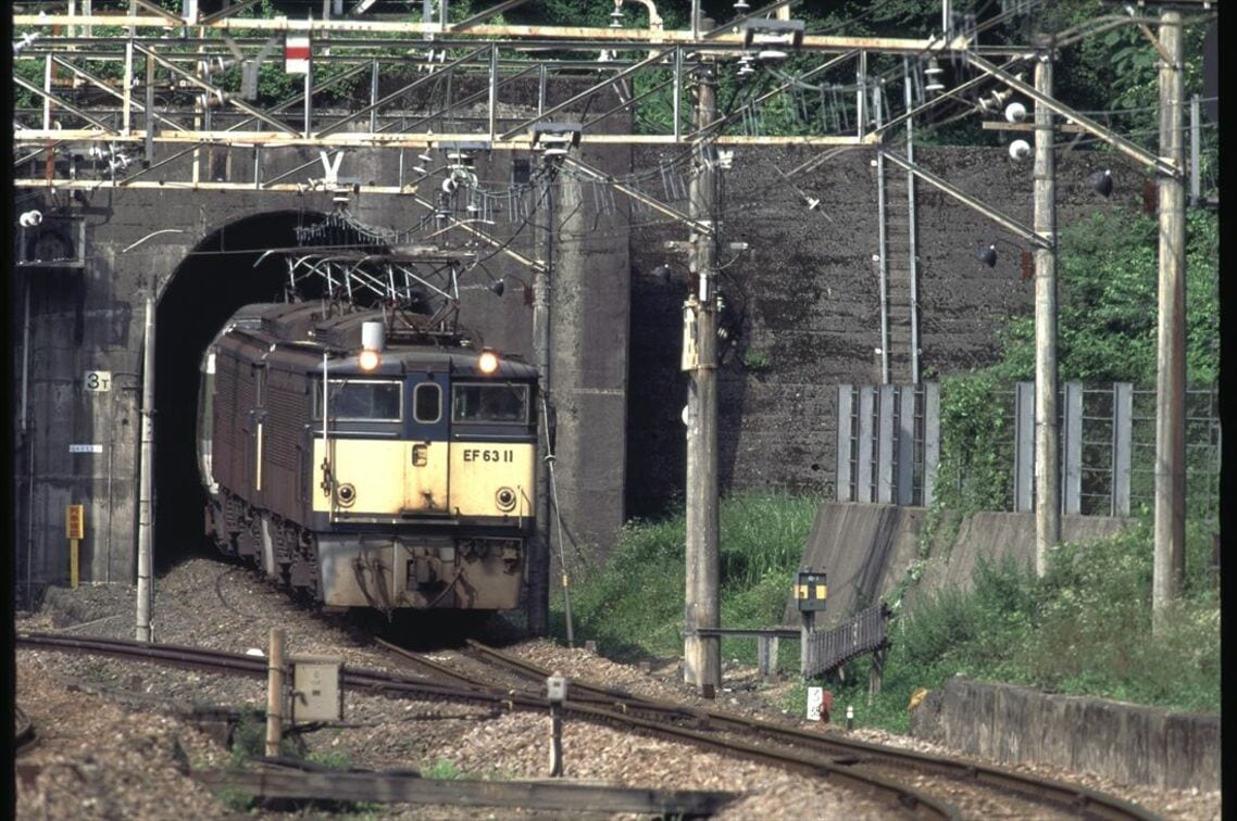 1997年の長野（北陸）新幹線開業に伴い廃止された