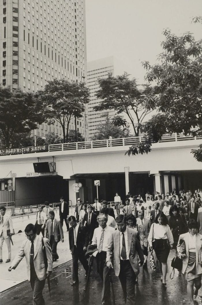 新宿方面への通勤ラッシュ（写真：1991年、本橋英明撮影）