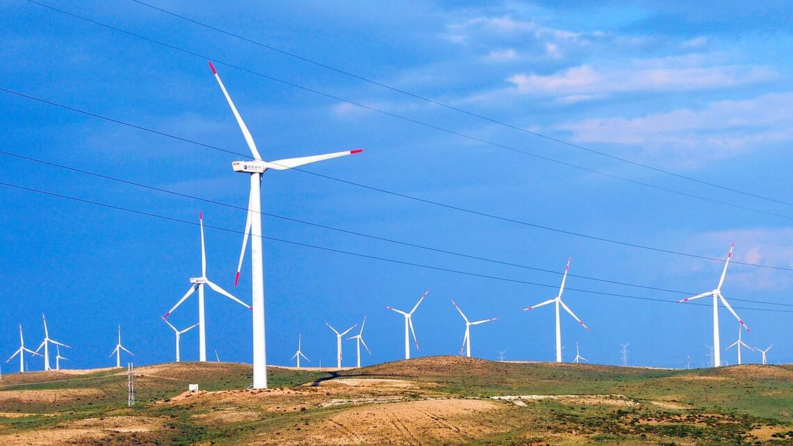 中国では電力消費地から遠く離れた僻地に大規模な風力発電所や太陽光発電所が建設されている。写真は寧夏回族自治区の風力発電所（寧夏電力のウェブサイトより）