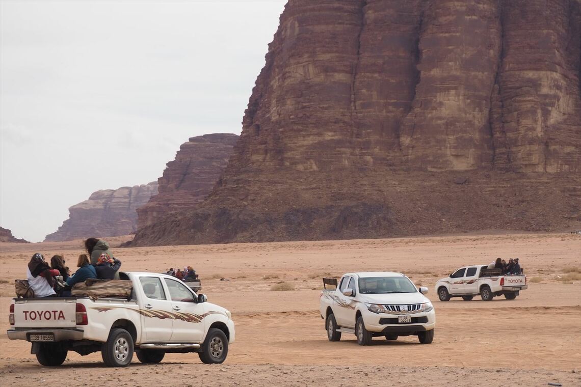 4WDの荷台に乗ってワディ・ラムを楽しむ（筆者撮影）