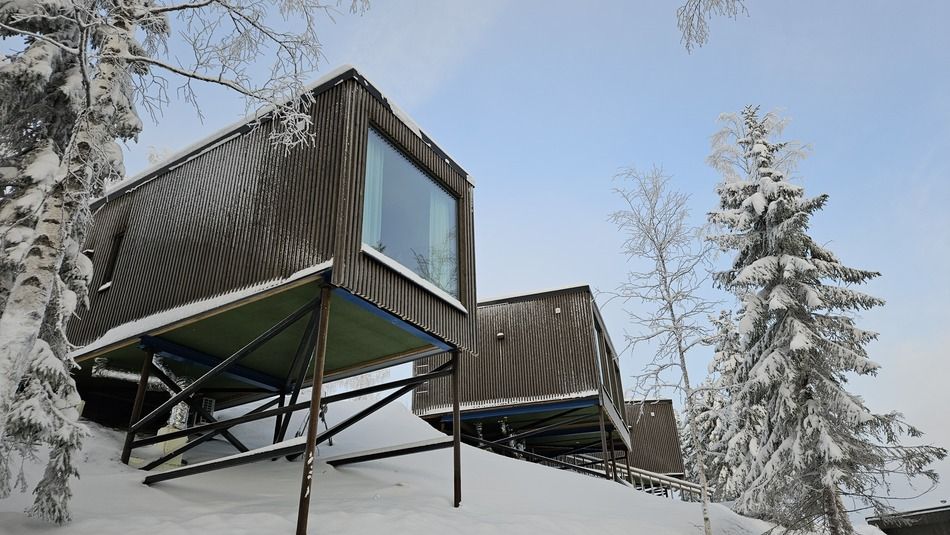 山の斜面にせり出す各コテージの大きな窓からは、外界の絶景が一望！ （写真：こばやし あやな）