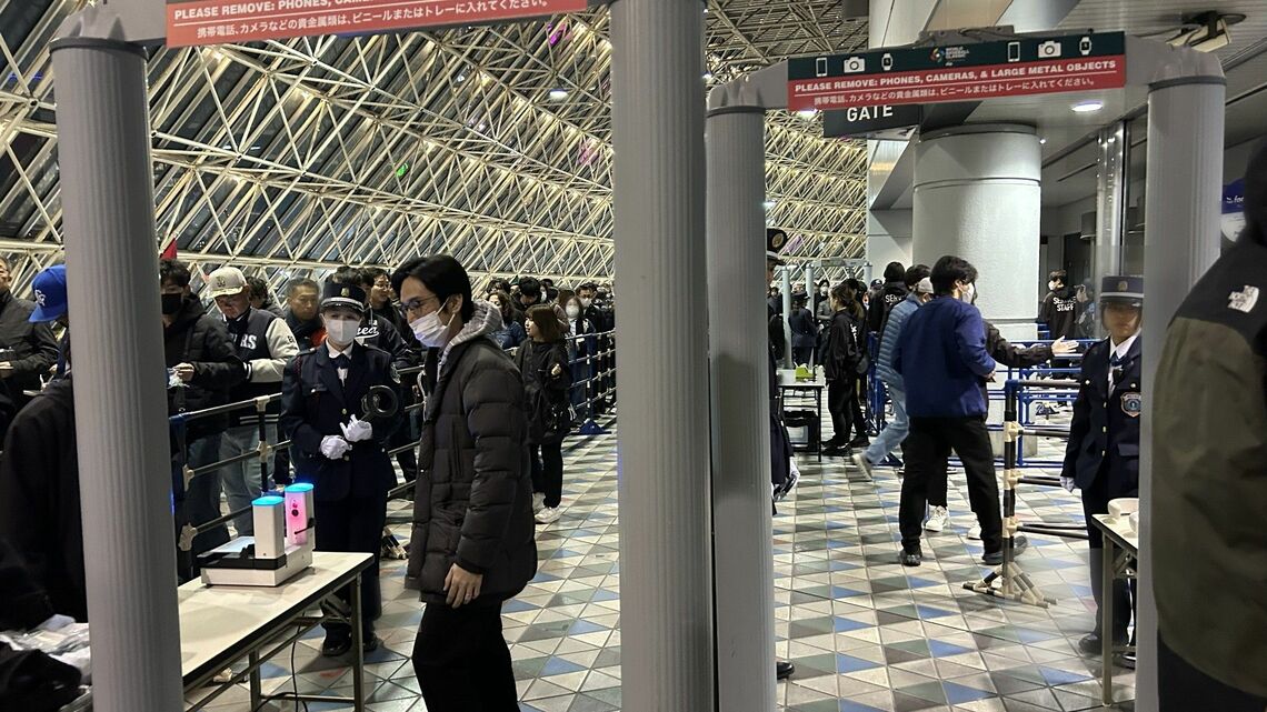 入場ゲートでは金属探知機でチェックされる。これもMLB流（写真：筆者撮影）