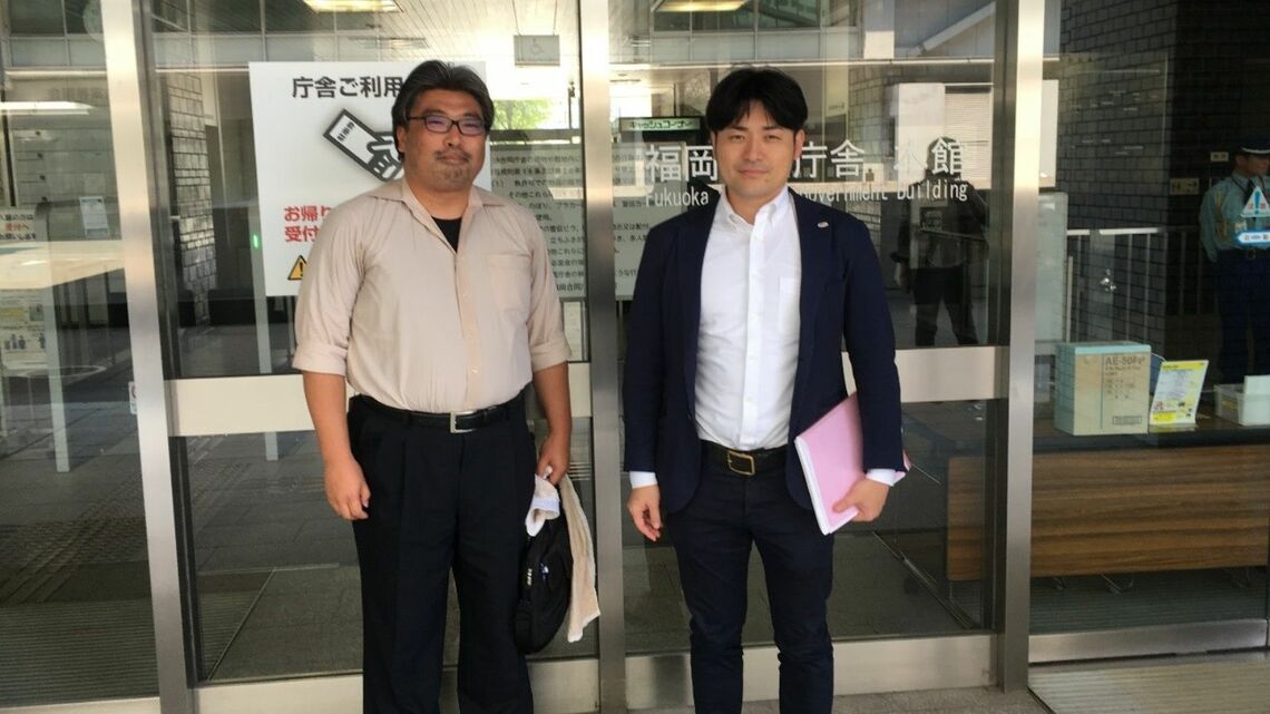 写真左から、熊本大学産業ナノマテリアル研究所の浪平隆男准教授、ジャパンシーフーズの井上陽一代表取締役（写真：浪平さん提供）