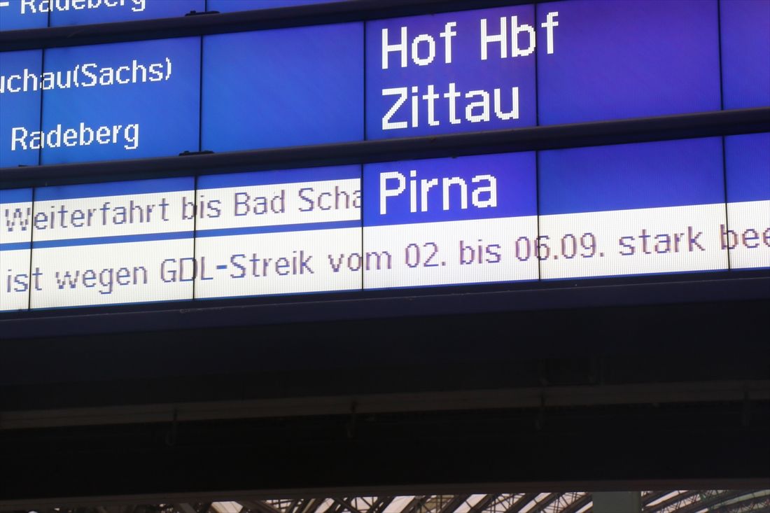 GDLのスト決行中を知らせるドイツ鉄道の駅発着案内板（筆者撮影）