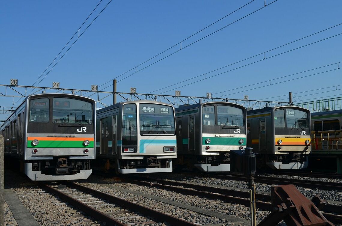 2014年の川越車両センターの一般公開で並べられた205系。既に引退した車両ばかりで、左から今回引退する205系600番代（元埼京線）、相模線の205系500番代、埼京線の205系（引退済）、南武線の205系（引退済）（筆者撮影）
