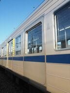元5扉車はドアがあった部分を埋めて窓を設けている。