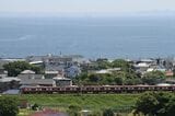 海をバックに三浦半島を走る新1000形アルミ車（撮影：南正時）
