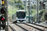 峠を越えてきたびわ湖浜大津行き。急カーブを曲がって傾斜を下る（記者撮影）