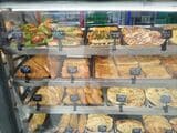街にはたくさんのパン屋さんがあった。150円〜200円くらいから購入できる（筆者撮影）