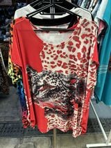 ヒョウの顔と毛並みのコラボがユニークなカットソー（筆者撮影）