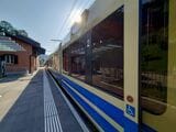 チェントヴァッリ鉄道の途中の停車駅で急いで撮影。駅も駅舎も小さい（写真：筆者撮影）