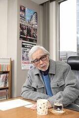 山田洋次（やまだ・ようじ）／1931年生まれ、大阪府出身。東京大学法学部卒。同年、助監督として松竹に入社。1961年『二階の他人』で監督デビュー。1969年、原作・脚本・監督を手掛けた『男はつらいよ』公開。以後、28年間にわたって続く国民的ヒット映画シリーズとなる。他の代表作として『家族』（1970年）、『幸福の黄色いハンカチ』（1977年）、『学校』（1993年）、『たそがれ清兵衛』（2002年）、『家族はつらいよ』（2016）など。2023年9月には、90本目の監督作『こんにちは、母さん』が全国公開予定。