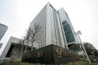 大手行が相次ぎ減額　直撃する二つの難題