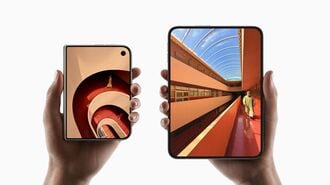 アップル初の折りたたみスマートフォン「iPhone Duo」。閉じると5.4インチ、開くと7.6インチの画面になる