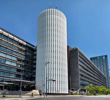 皇居をのぞき込む｢竹橋の円筒連結ビル｣の実態 モダン・オフィス建築の