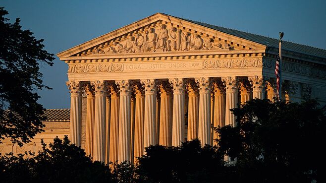 トランプ関税は違法､最高裁が問う大統領の権限