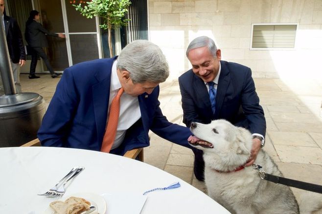 イスラエル首相の飼い犬､噛みつく