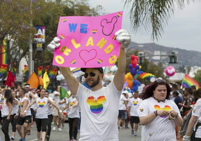 ロサンゼルスでは被害者を悼むパレードが開かれた